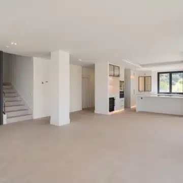 Four-Storey villa with panoramic sea and golf views in La Resina Golf, Estepona East Picture 2