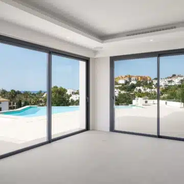 Four-Storey villa with panoramic sea and golf views in La Resina Golf, Estepona East Picture 3