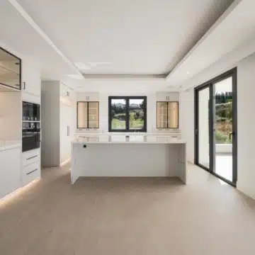 Four-Storey villa with panoramic sea and golf views in La Resina Golf, Estepona East Picture 4