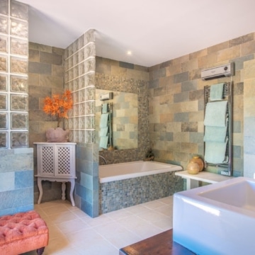 Majestic villa with breathtaking sea and mountain views in the serene Forest Hills of Estepona Picture 8