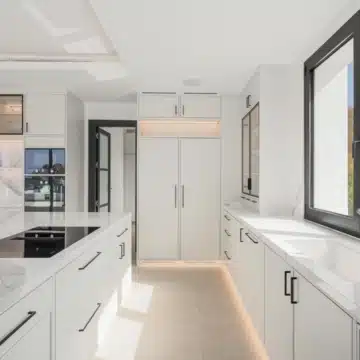 Four-Storey villa with panoramic sea and golf views in La Resina Golf, Estepona East Picture 5