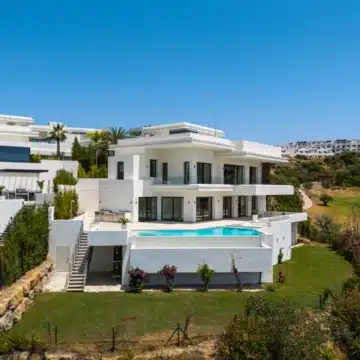 Four-Storey villa with panoramic sea and golf views in La Resina Golf, Estepona East Picture 6