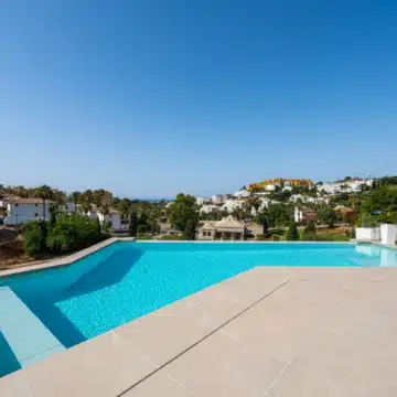 Four-Storey villa with panoramic sea and golf views in La Resina Golf, Estepona East Picture 7