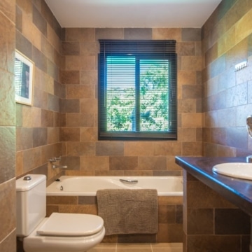 Majestic villa with breathtaking sea and mountain views in the serene Forest Hills of Estepona Picture 10