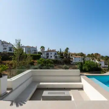 Four-Storey villa with panoramic sea and golf views in La Resina Golf, Estepona East Picture 8