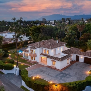 Exclusive 6 bedrooms villa with Andalusian charm in Guadalmina Baja, San Pedro de Alcantara Picture 0