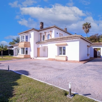 Exclusive 6 bedrooms villa with Andalusian charm in Guadalmina Baja, San Pedro de Alcantara Picture 38