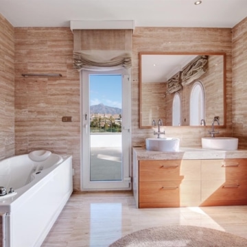 Exclusive 6 bedrooms villa with Andalusian charm in Guadalmina Baja, San Pedro de Alcantara Picture 31