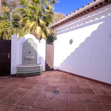 Exclusive 6 bedrooms villa with Andalusian charm in Guadalmina Baja, San Pedro de Alcantara Picture 34