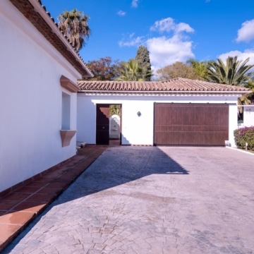 Exclusive 6 bedrooms villa with Andalusian charm in Guadalmina Baja, San Pedro de Alcantara Picture 36