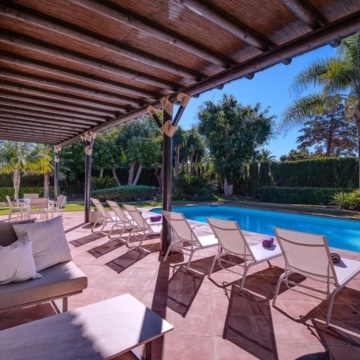 Exclusive 6 bedrooms villa with Andalusian charm in Guadalmina Baja, San Pedro de Alcantara Picture 5