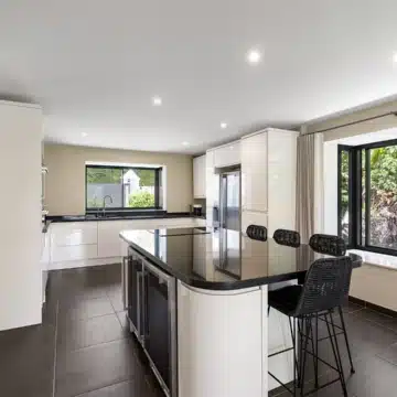 Beautiful Andalusian Villa located in the heart of Golf Valley in Las Brisas, Nueva Andalucia Picture 4