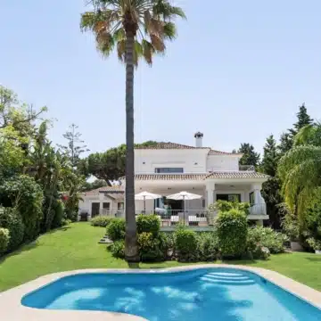 Beautiful Andalusian Villa located in the heart of Golf Valley in Las Brisas, Nueva Andalucia Picture 17