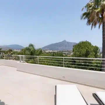 Beautiful Andalusian Villa located in the heart of Golf Valley in Las Brisas, Nueva Andalucia Picture 13