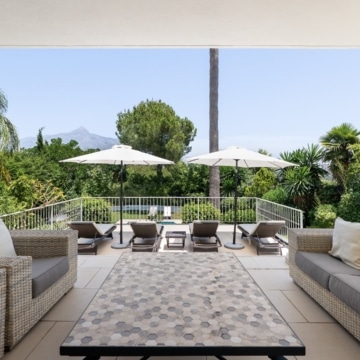 Beautiful Andalusian Villa located in the heart of Golf Valley in Las Brisas, Nueva Andalucia Picture 1