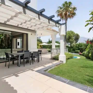 Beautiful Andalusian Villa located in the heart of Golf Valley in Las Brisas, Nueva Andalucia Picture 3