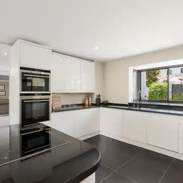 Beautiful Andalusian Villa located in the heart of Golf Valley in Las Brisas, Nueva Andalucia Picture 7