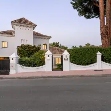 Beautiful Andalusian Villa located in the heart of Golf Valley in Las Brisas, Nueva Andalucia Picture 24