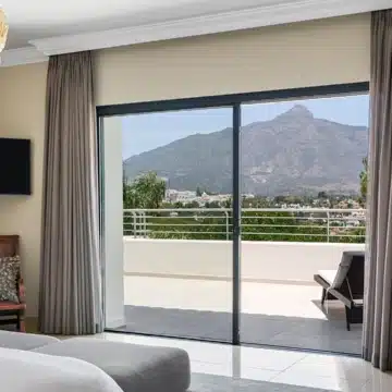 Beautiful Andalusian Villa located in the heart of Golf Valley in Las Brisas, Nueva Andalucia Picture 11