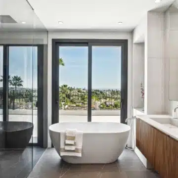 Luxury villa with captivating sea views nestled in the prestigious enclave of Nueva Andalucía, Marbella Picture 6