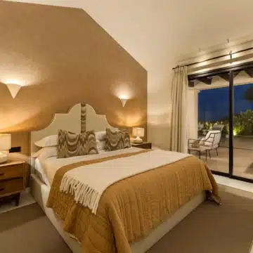 Beautiful villa nestled just minutes from the renowned Los Naranjos Golf Course in Nueva Andalucía Picture 12