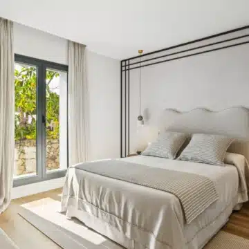 Luxury villa with captivating sea views nestled in the prestigious enclave of Nueva Andalucía, Marbella Picture 8