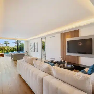 Contemporary villa in a secure community with breathtaking frontline panoramic golf views in Nueva Andalucia Picture 18