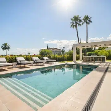 Beautiful villa nestled just minutes from the renowned Los Naranjos Golf Course in Nueva Andalucía Picture 15