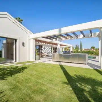Beautiful villa nestled just minutes from the renowned Los Naranjos Golf Course in Nueva Andalucía Picture 29