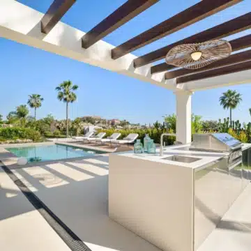 Beautiful villa nestled just minutes from the renowned Los Naranjos Golf Course in Nueva Andalucía Picture 17