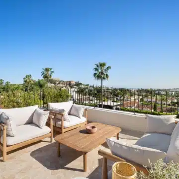Beautiful villa nestled just minutes from the renowned Los Naranjos Golf Course in Nueva Andalucía Picture 1