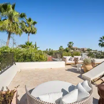 Beautiful villa nestled just minutes from the renowned Los Naranjos Golf Course in Nueva Andalucía Picture 19