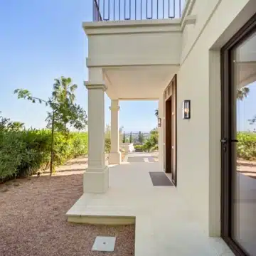 Beautiful villa nestled just minutes from the renowned Los Naranjos Golf Course in Nueva Andalucía Picture 30