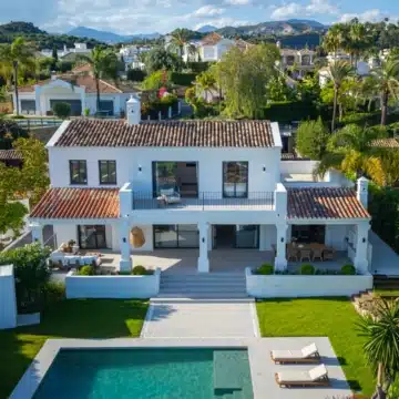 Luxury villa with captivating sea views nestled in the prestigious enclave of Nueva Andalucía, Marbella Picture 0