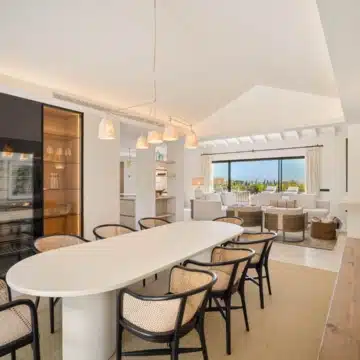 Beautiful villa nestled just minutes from the renowned Los Naranjos Golf Course in Nueva Andalucía Picture 20