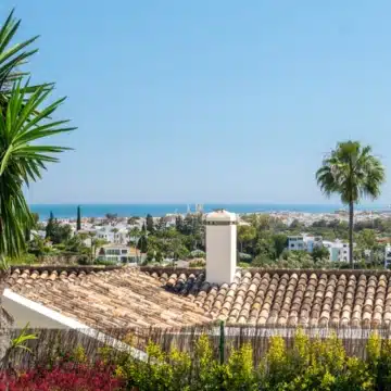 Luxury villa with captivating sea views nestled in the prestigious enclave of Nueva Andalucía, Marbella Picture 11