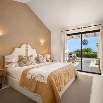 Beautiful villa nestled just minutes from the renowned Los Naranjos Golf Course in Nueva Andalucía Picture 3