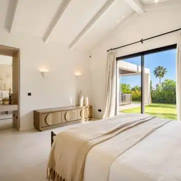 Beautiful villa nestled just minutes from the renowned Los Naranjos Golf Course in Nueva Andalucía Picture 38