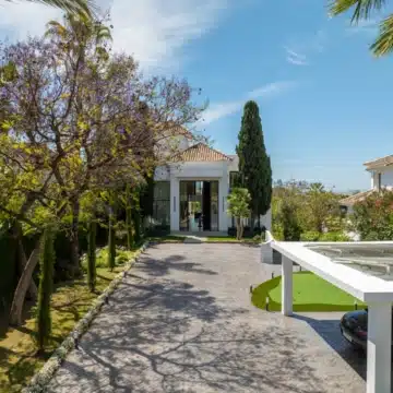Contemporary villa in a secure community with breathtaking frontline panoramic golf views in Nueva Andalucia Picture 8