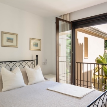 Elegant 2-bedroom apartment with charming interiors within the highly sought-after Los Arqueros Golf & Country Club, Benahavis Picture 2
