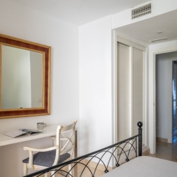 Elegant 2-bedroom apartment with charming interiors within the highly sought-after Los Arqueros Golf & Country Club, Benahavis Picture 9