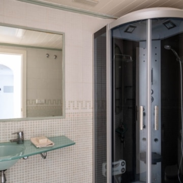 Elegant 2-bedroom apartment with charming interiors within the highly sought-after Los Arqueros Golf & Country Club, Benahavis Picture 10