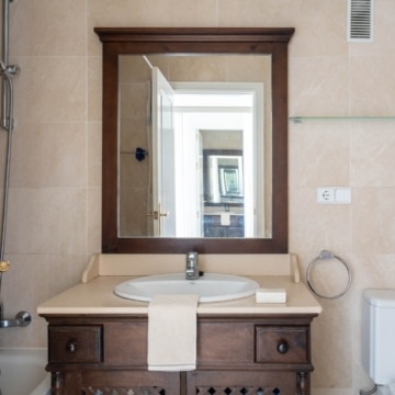 Elegant 2-bedroom apartment with charming interiors within the highly sought-after Los Arqueros Golf & Country Club, Benahavis Picture 11