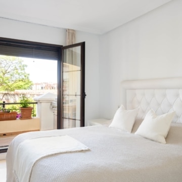 Elegant 2-bedroom apartment with charming interiors within the highly sought-after Los Arqueros Golf & Country Club, Benahavis Picture 18