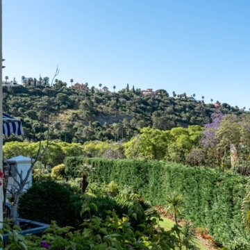 Elegant 2-bedroom apartment with charming interiors within the highly sought-after Los Arqueros Golf & Country Club, Benahavis Picture 13