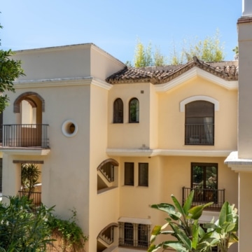 Elegant 2-bedroom apartment with charming interiors within the highly sought-after Los Arqueros Golf & Country Club, Benahavis Picture 8