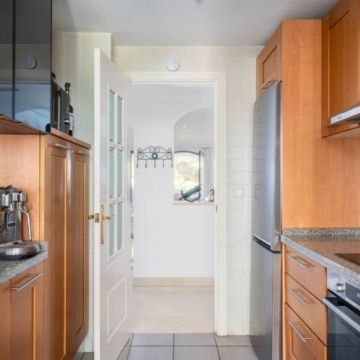 Elegant 2-bedroom apartment with charming interiors within the highly sought-after Los Arqueros Golf & Country Club, Benahavis Picture 6