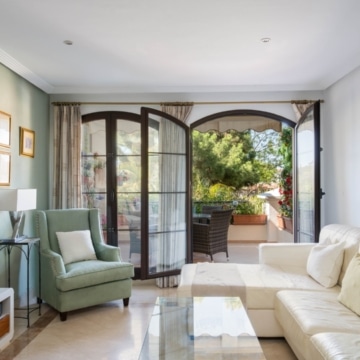 Elegant 2-bedroom apartment with charming interiors within the highly sought-after Los Arqueros Golf & Country Club, Benahavis Picture 4
