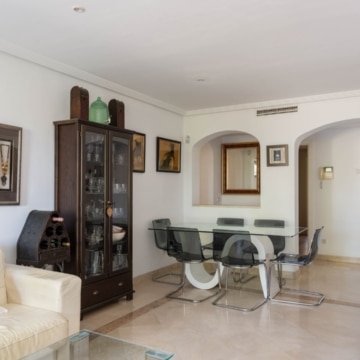 Elegant 2-bedroom apartment with charming interiors within the highly sought-after Los Arqueros Golf & Country Club, Benahavis Picture 3