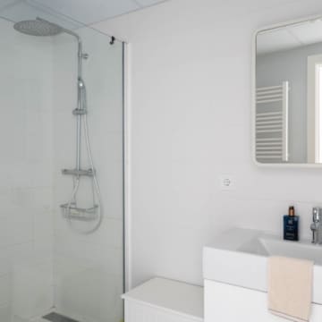 Brand new apartment with rooftop pool and stunning views in Estepona Picture 23